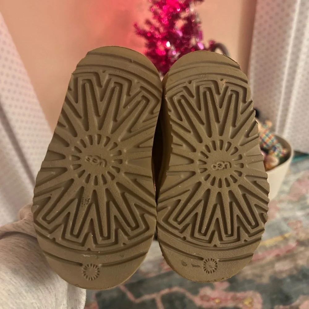 UGG Jona boots size 6 toddler